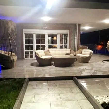 Villa Private Daily With Big Pool